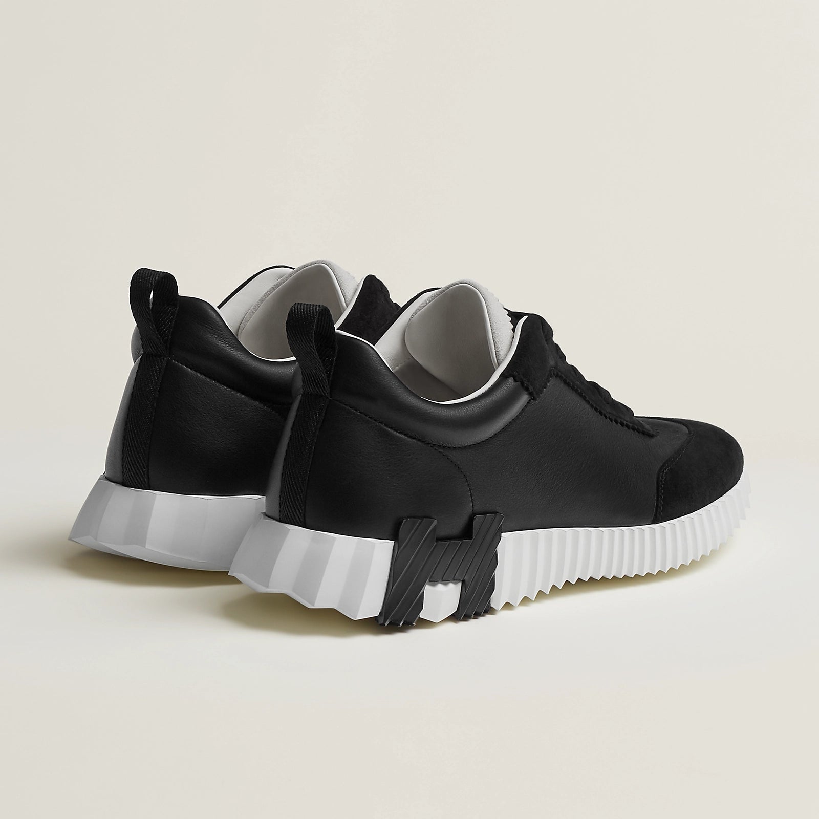 Bouncing Sneaker