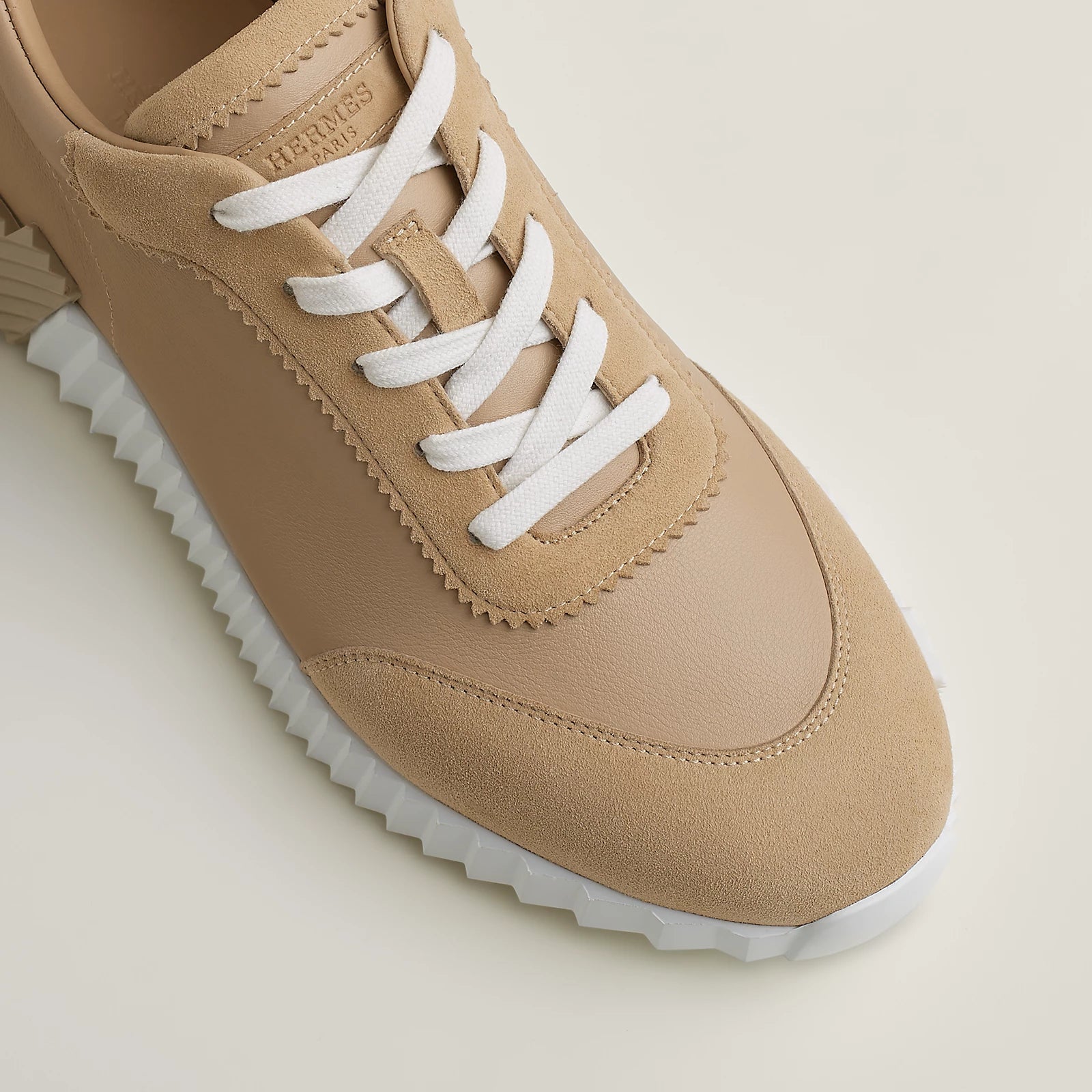 Bouncing Sneaker