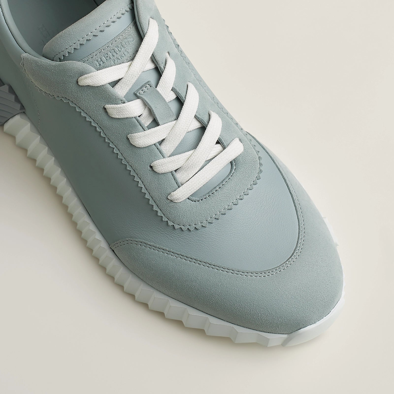 Bouncing Sneaker