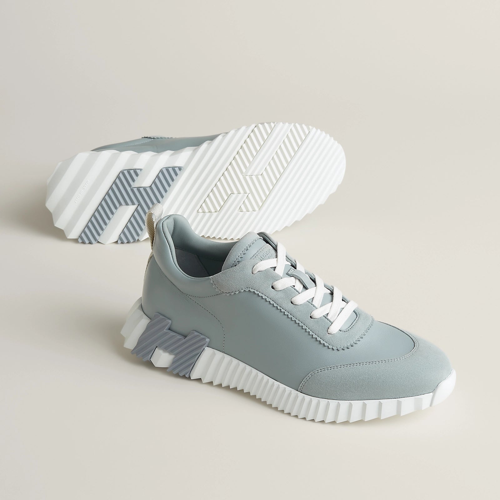 Bouncing Sneaker