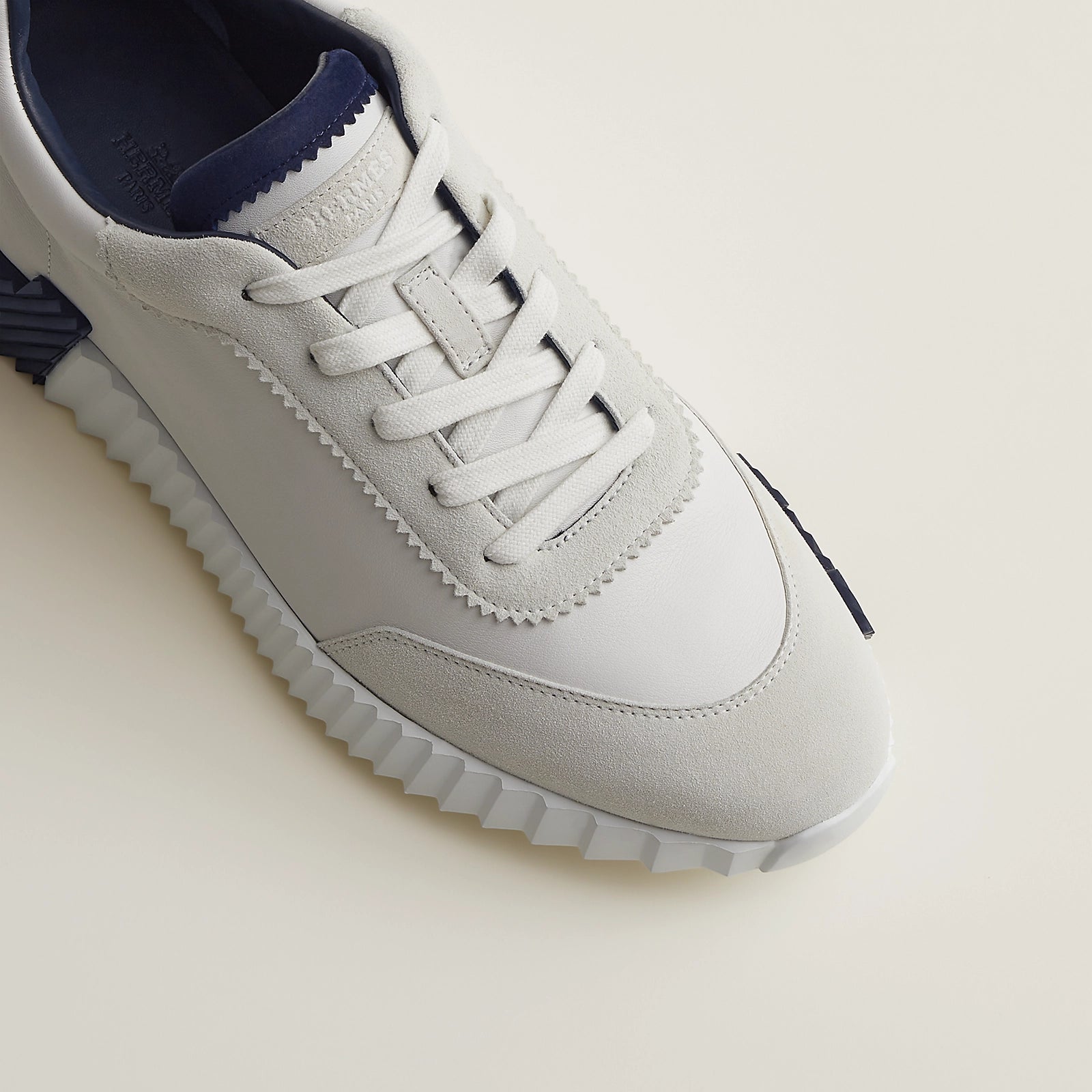 Bouncing Sneaker