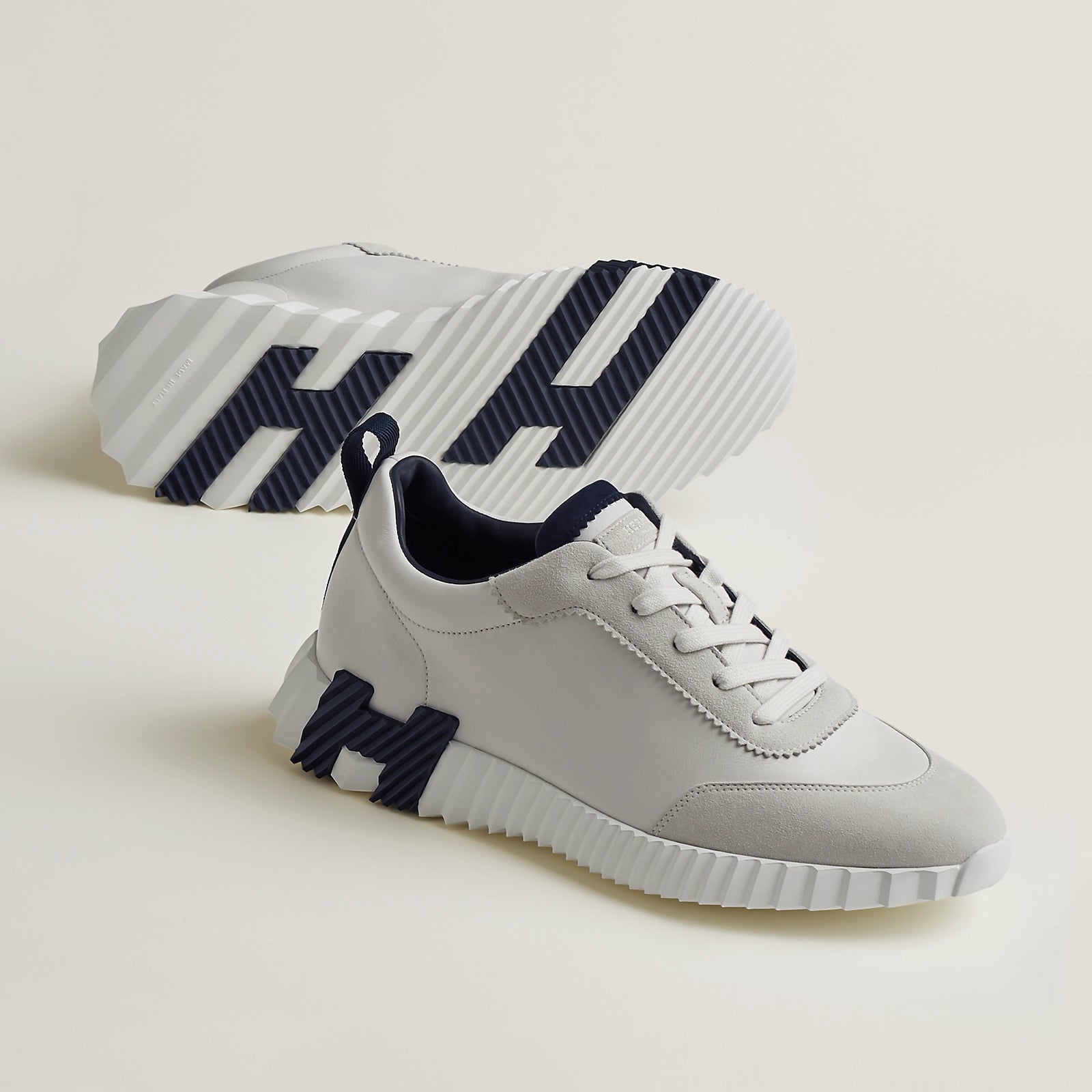 Bouncing Sneaker