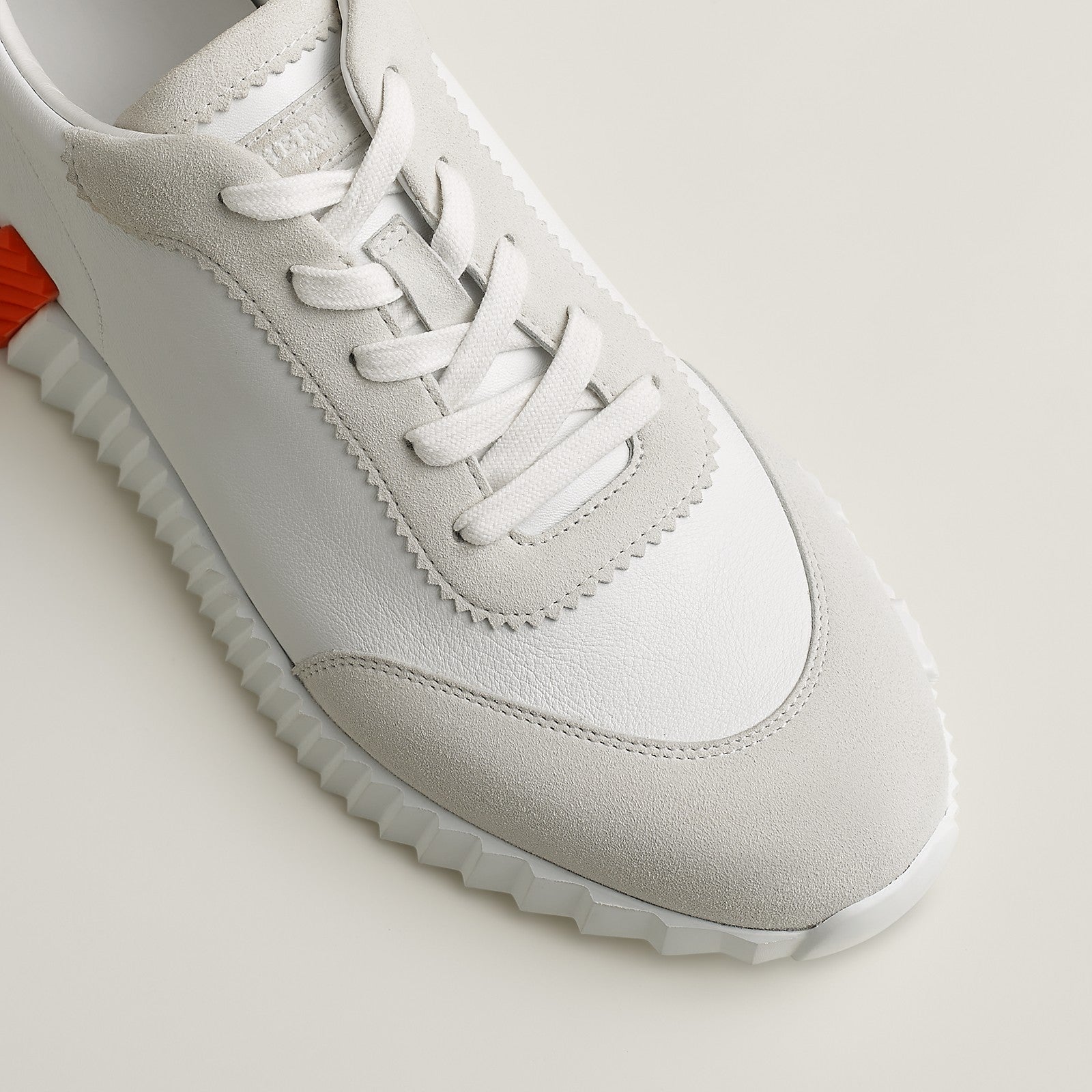 Bouncing Sneaker