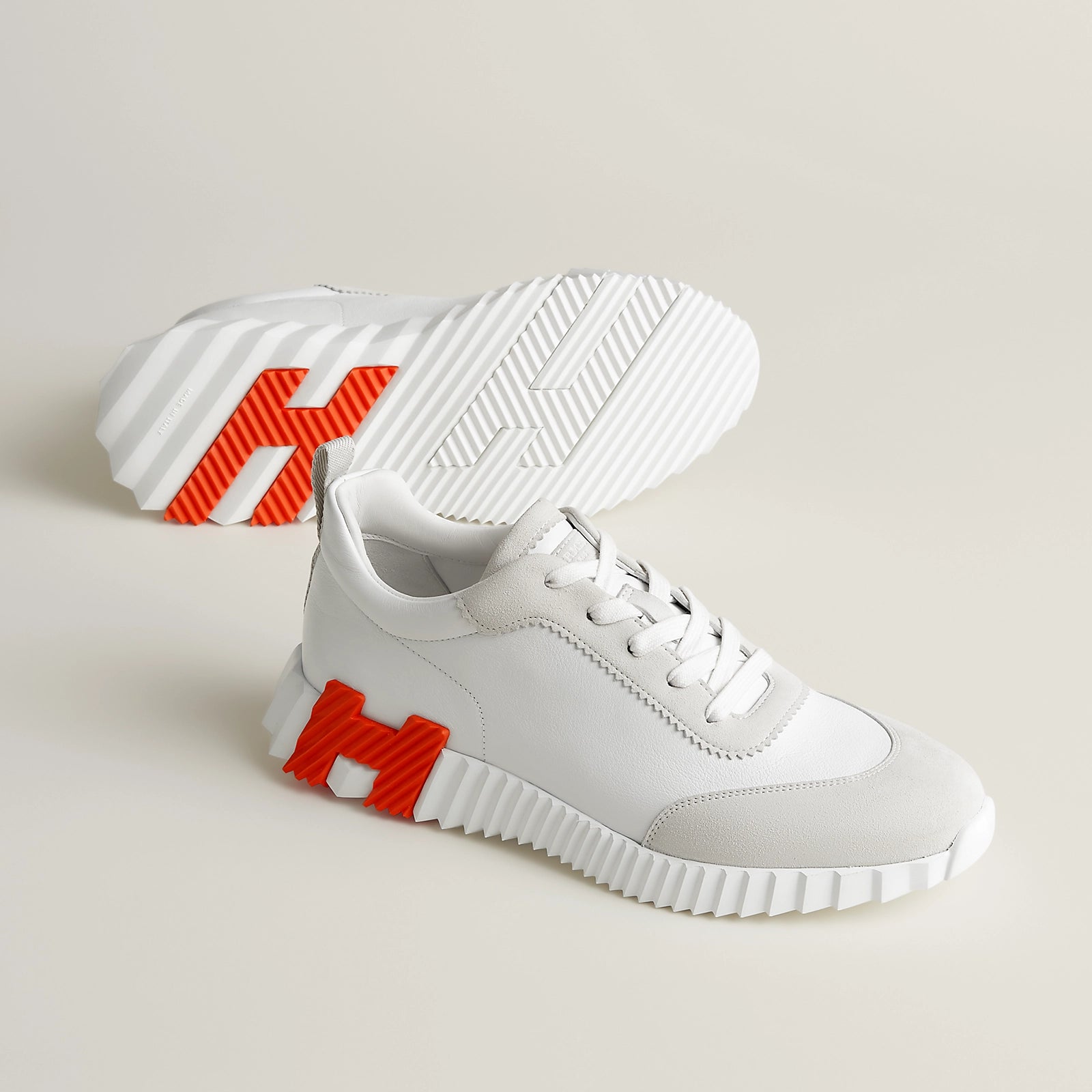 Bouncing Sneaker