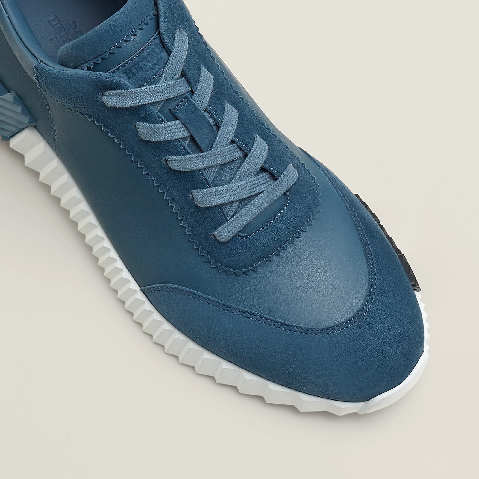 Bouncing Sneaker