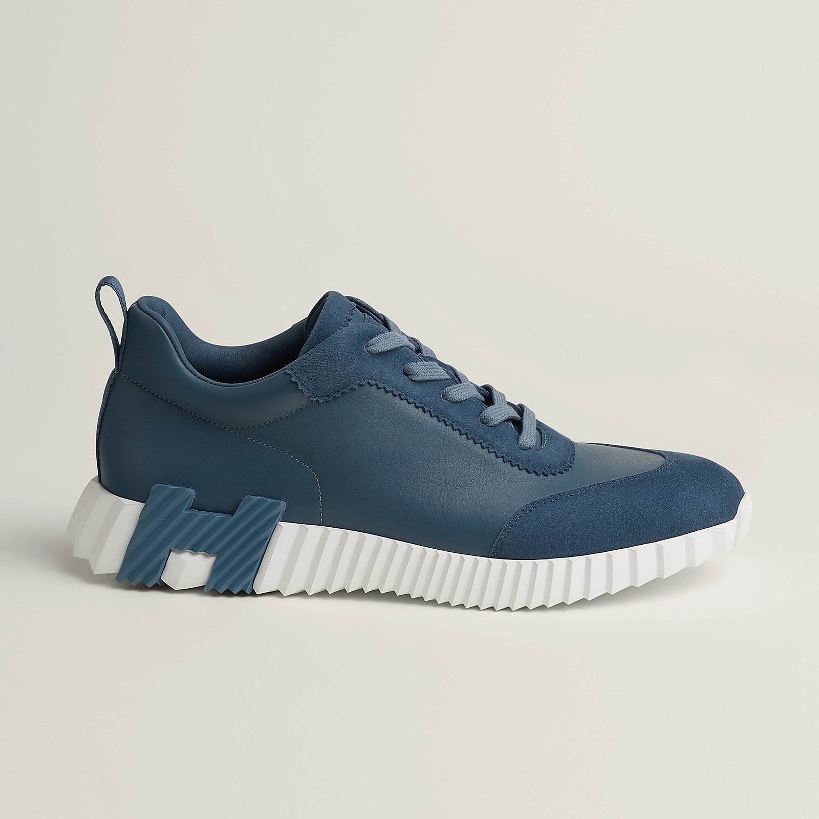 Bouncing Sneaker