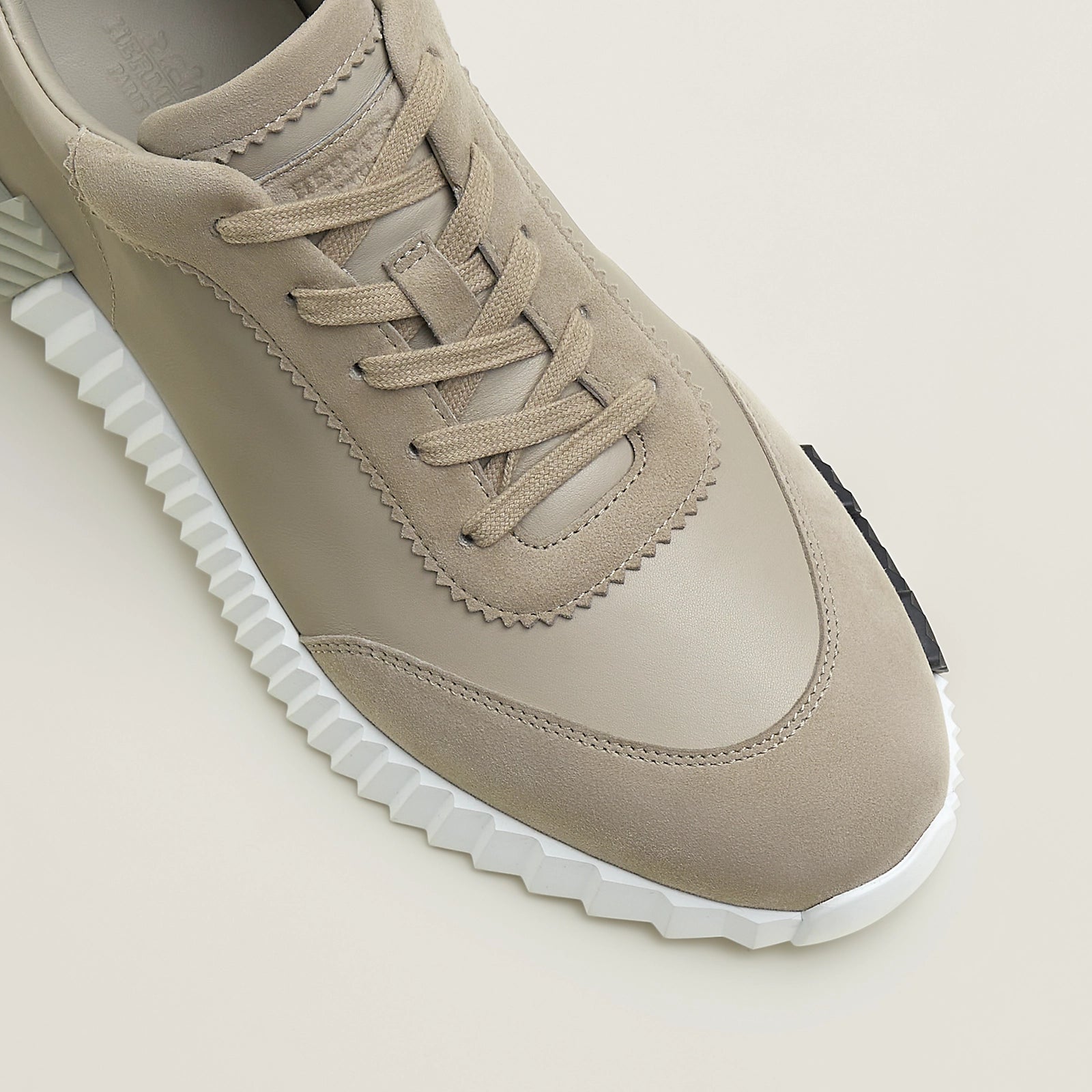 Bouncing Sneaker