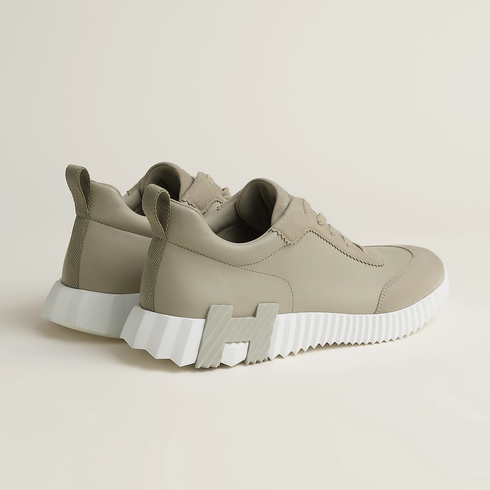 Bouncing Sneaker