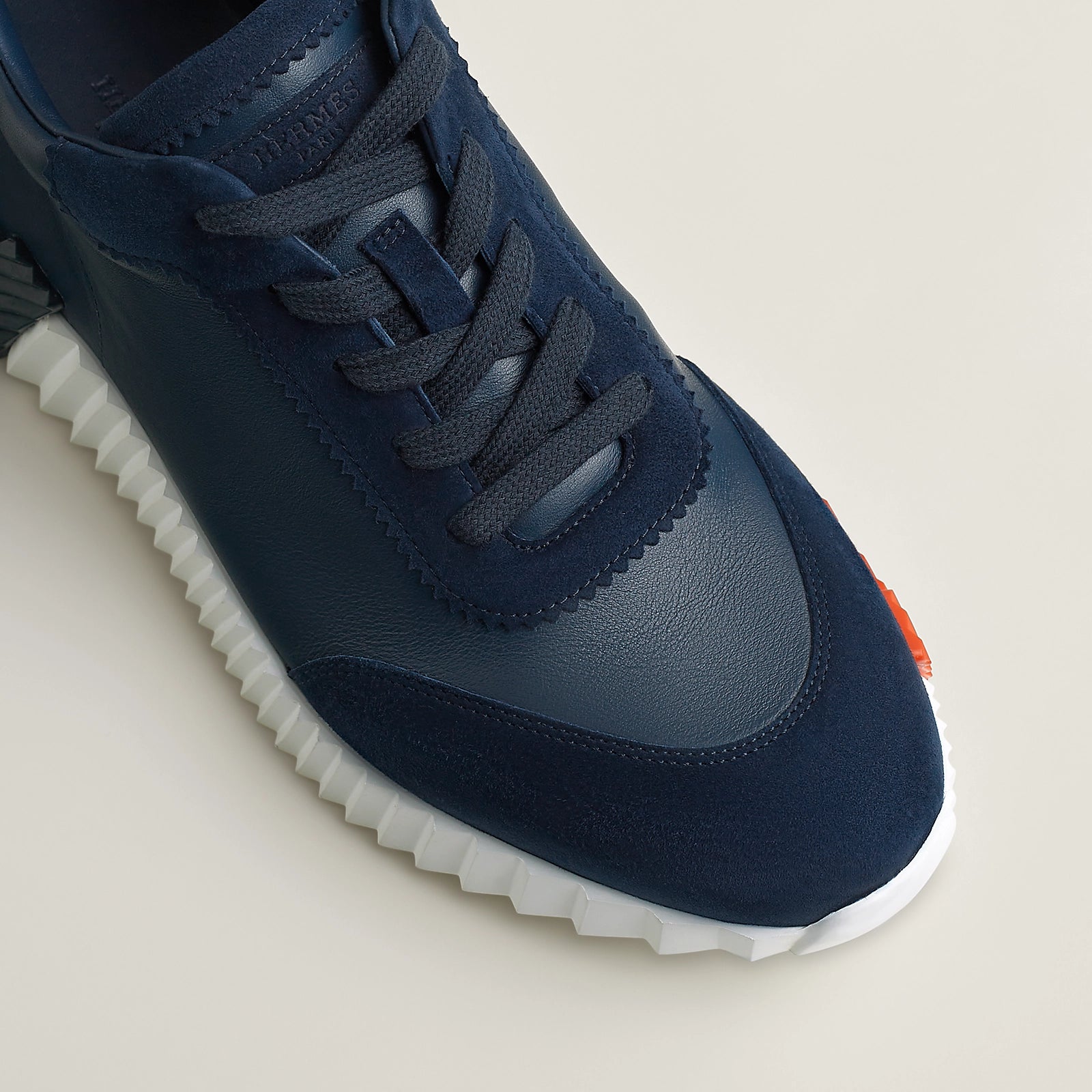 Bouncing Sneaker