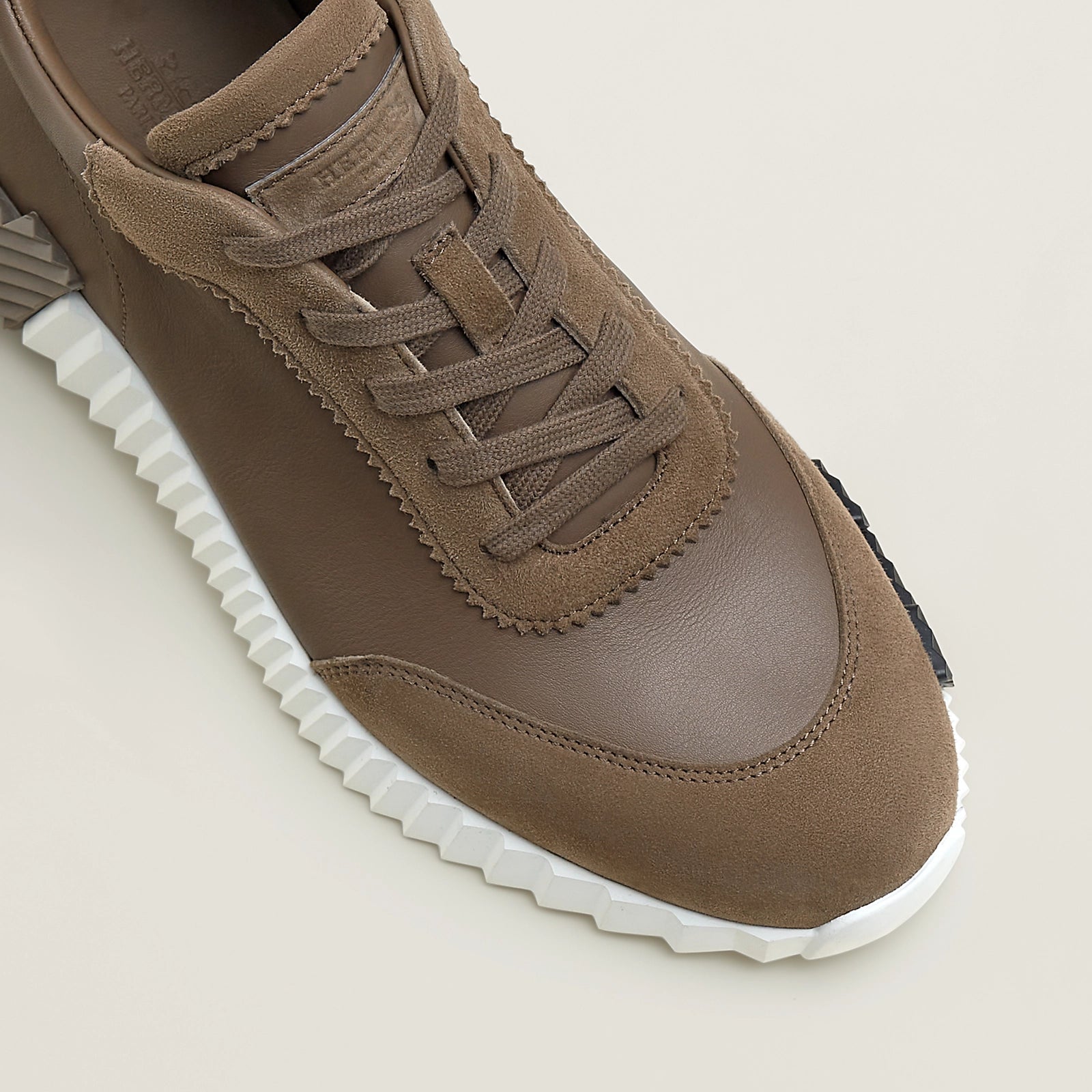 Bouncing Sneaker