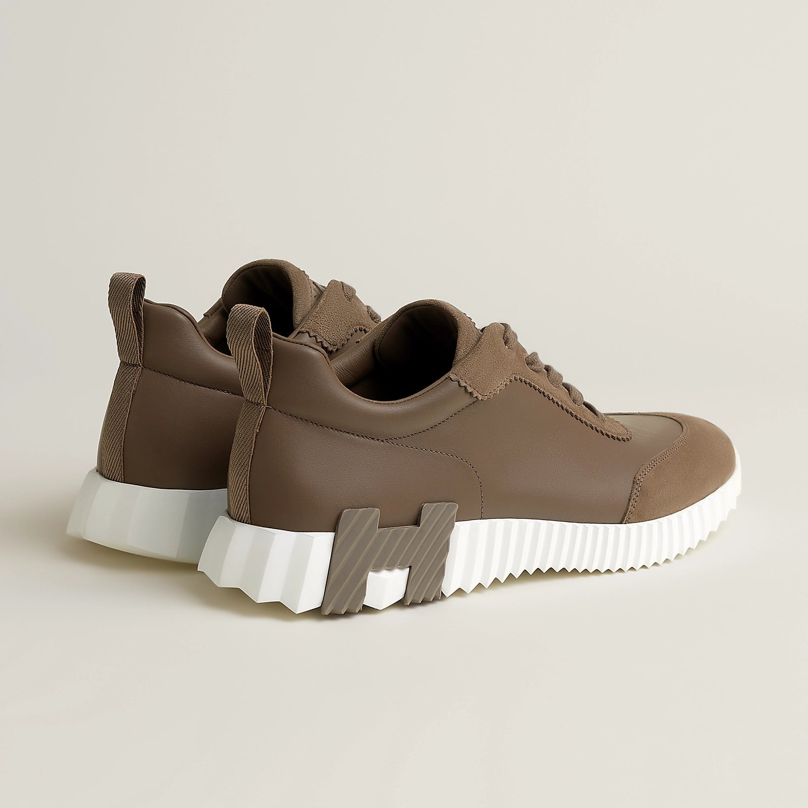 Bouncing Sneaker