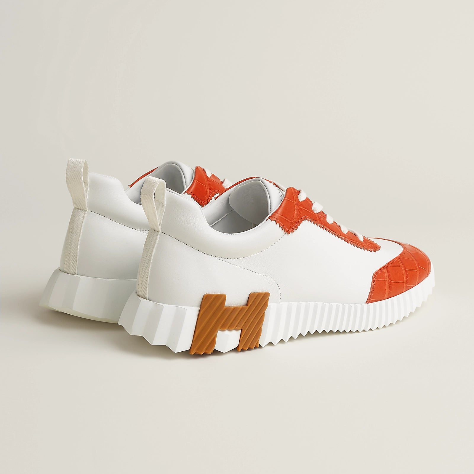Bouncing Sneaker