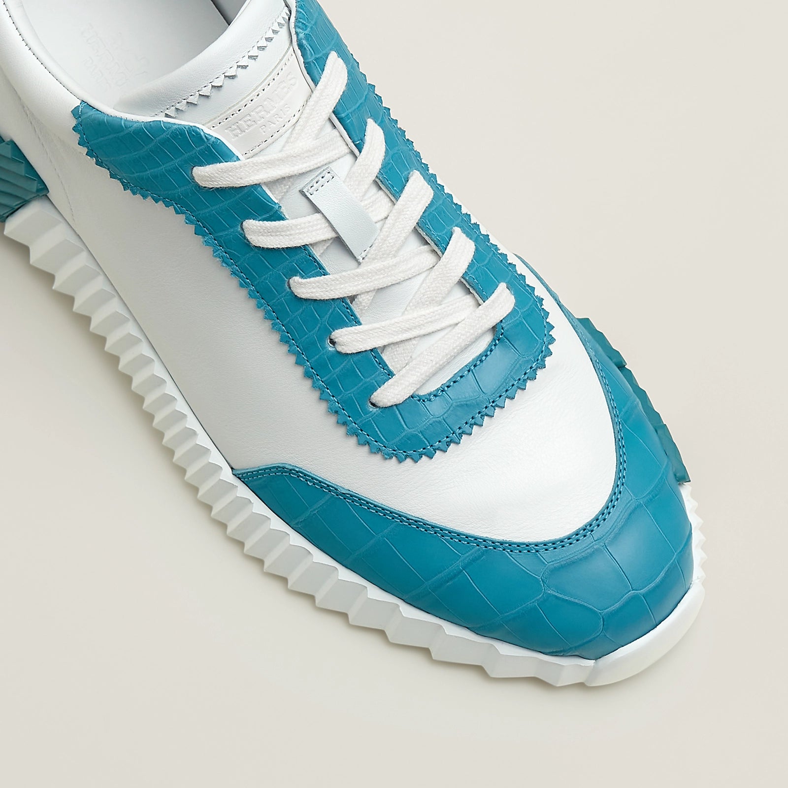 Bouncing Sneaker