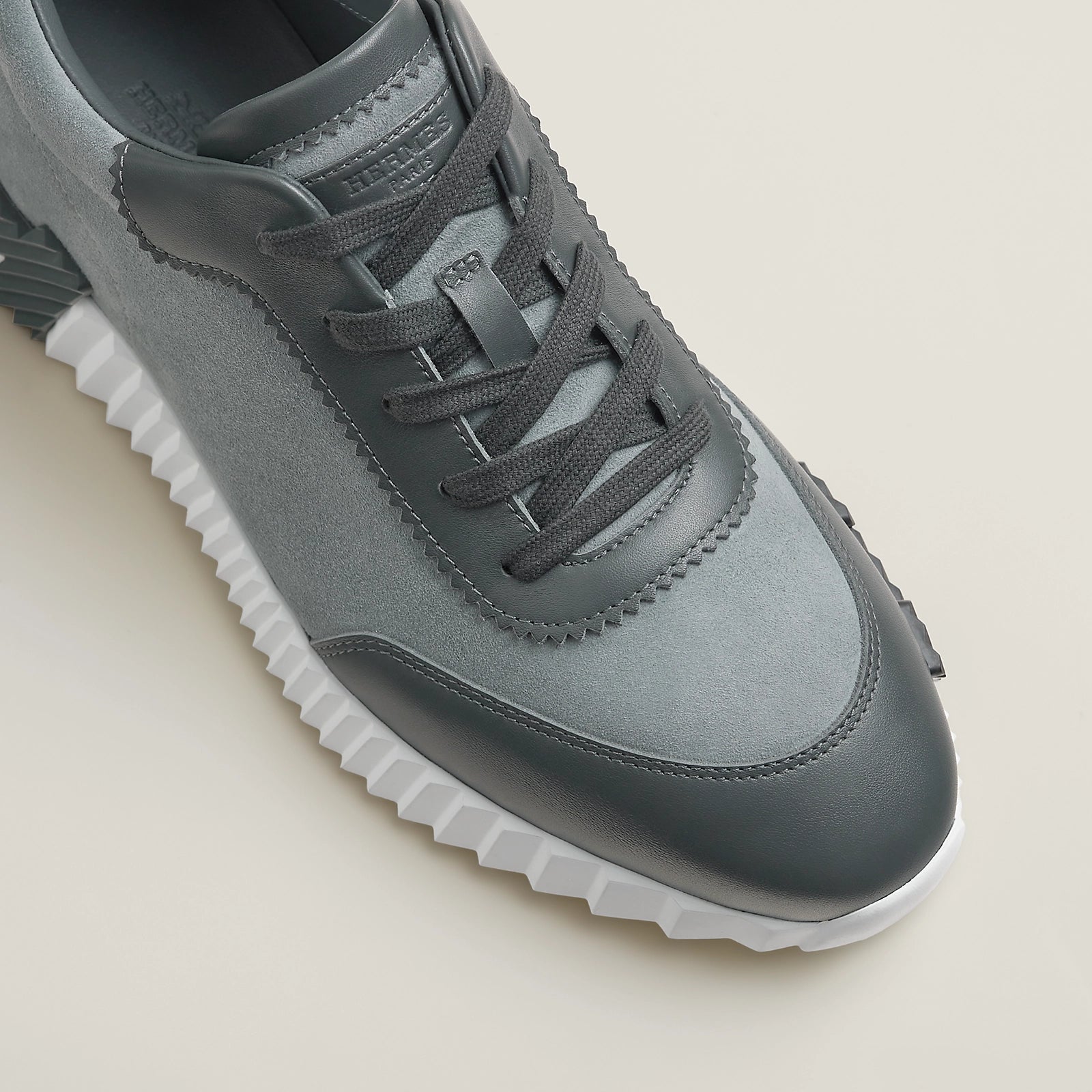Bouncing Sneaker