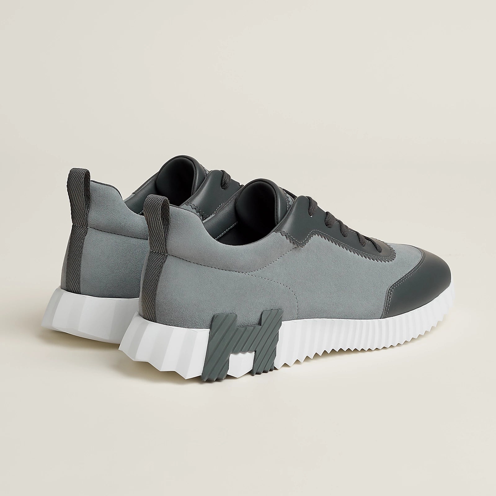 Bouncing Sneaker