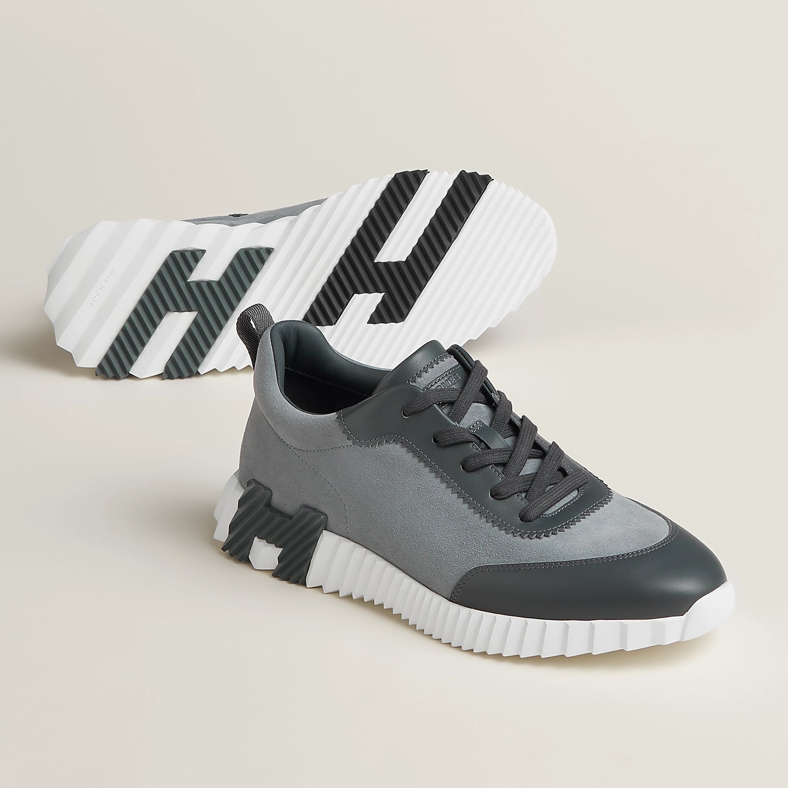 Bouncing Sneaker