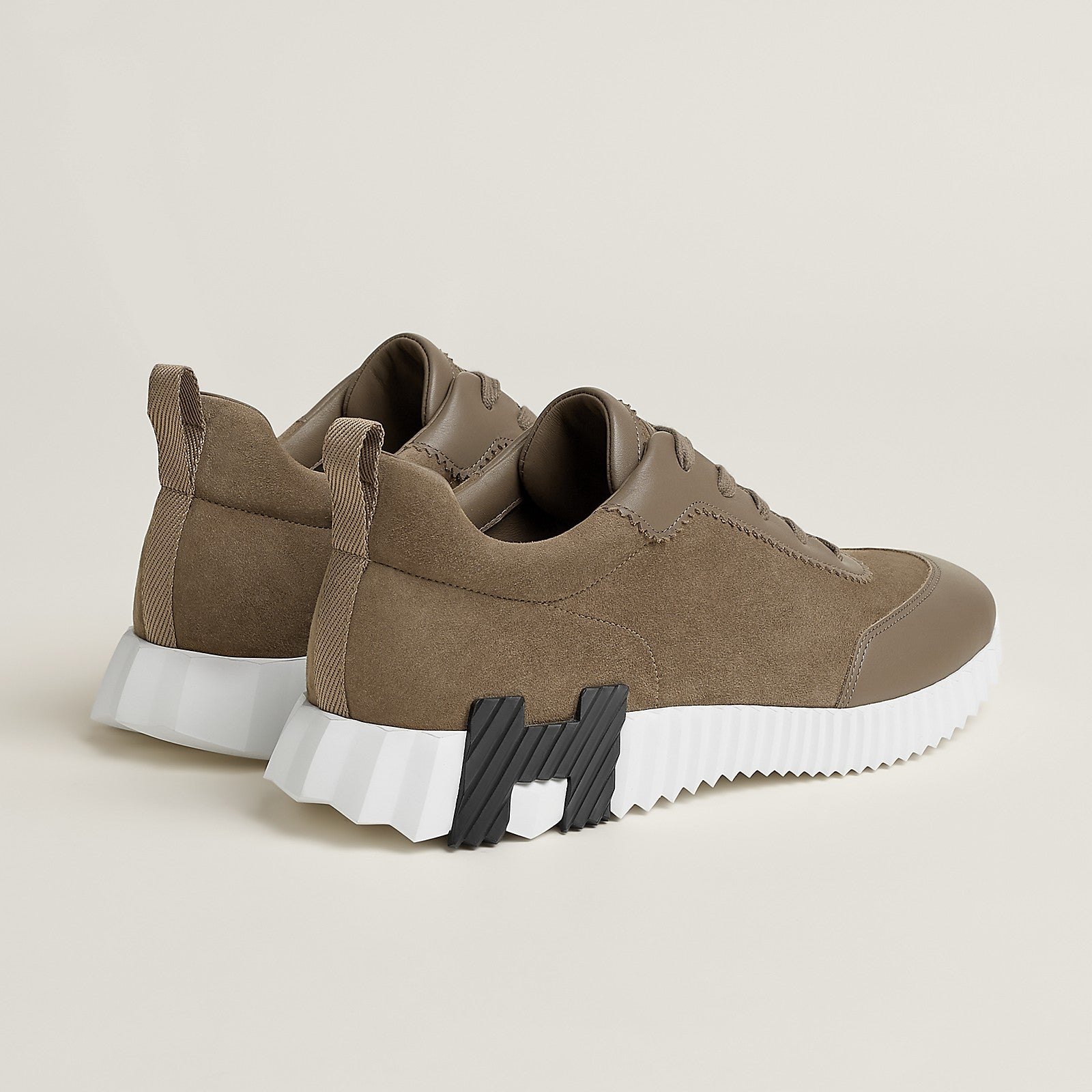 Bouncing Sneaker