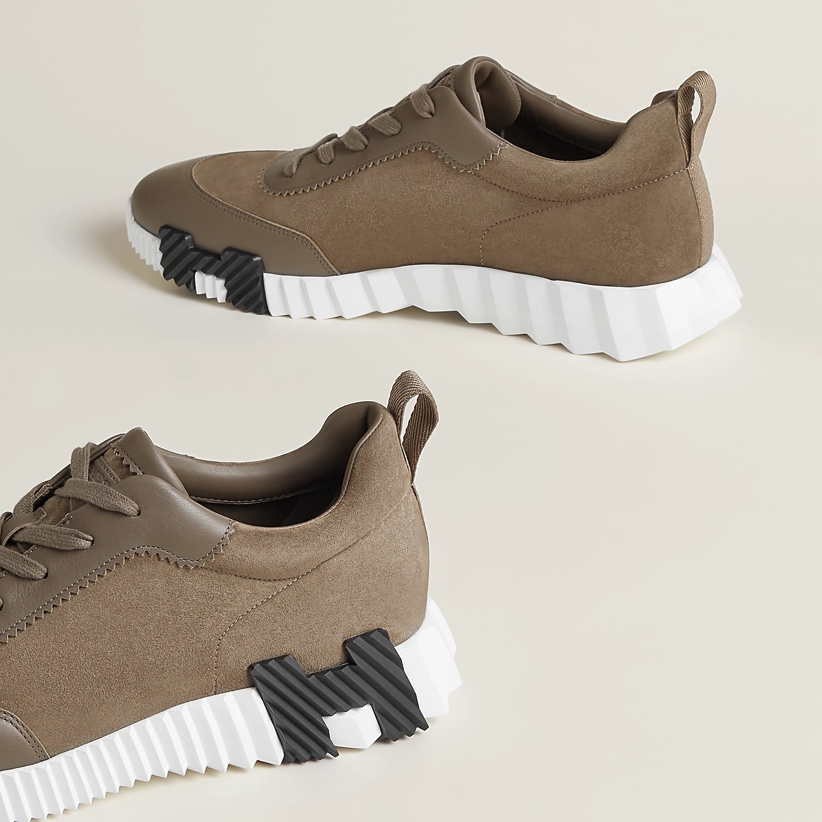 Bouncing Sneaker