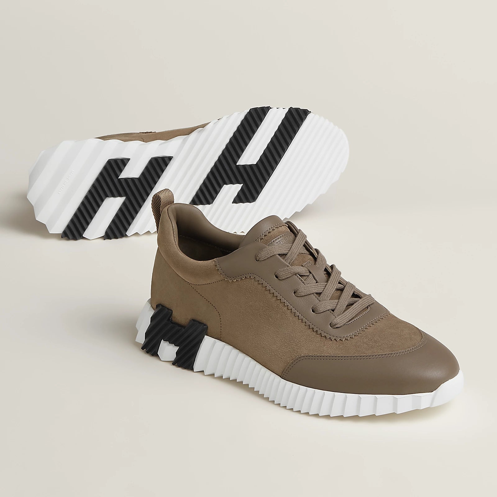 Bouncing Sneaker