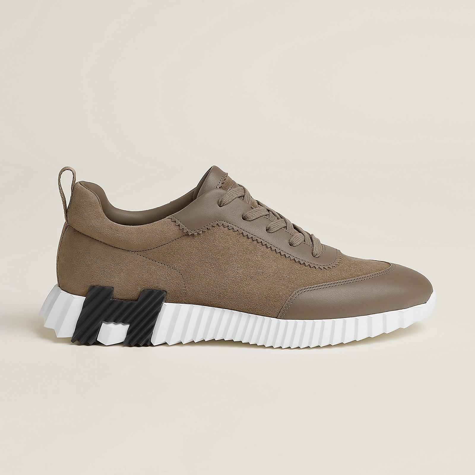 Bouncing Sneaker