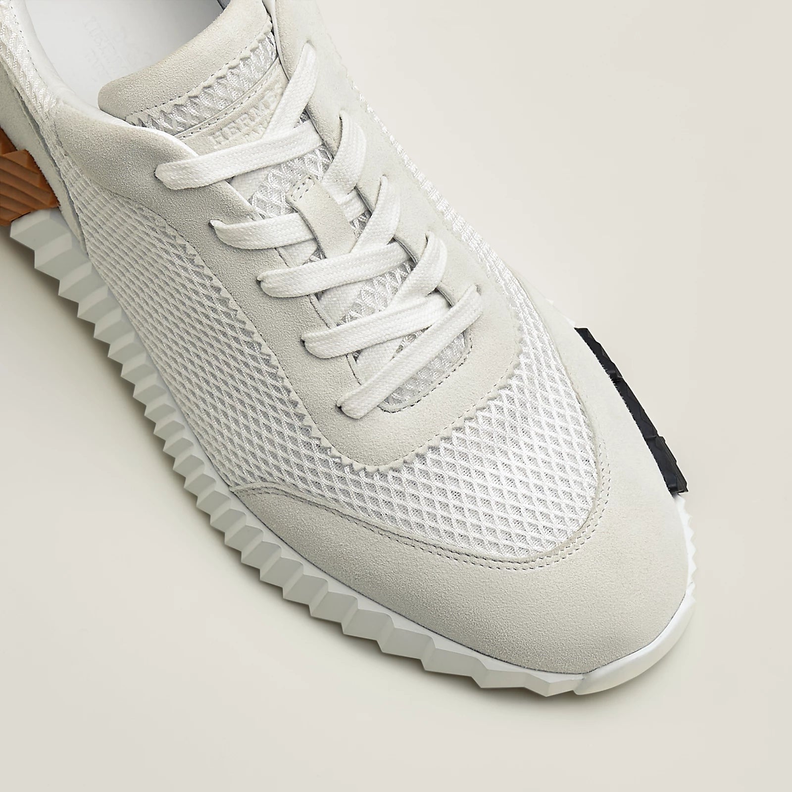 Bouncing Sneaker