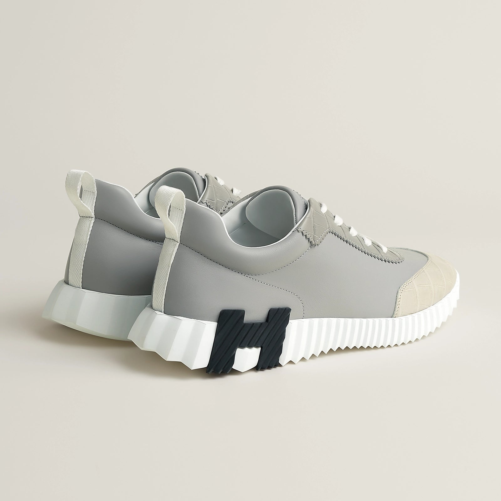 Bouncing Sneaker