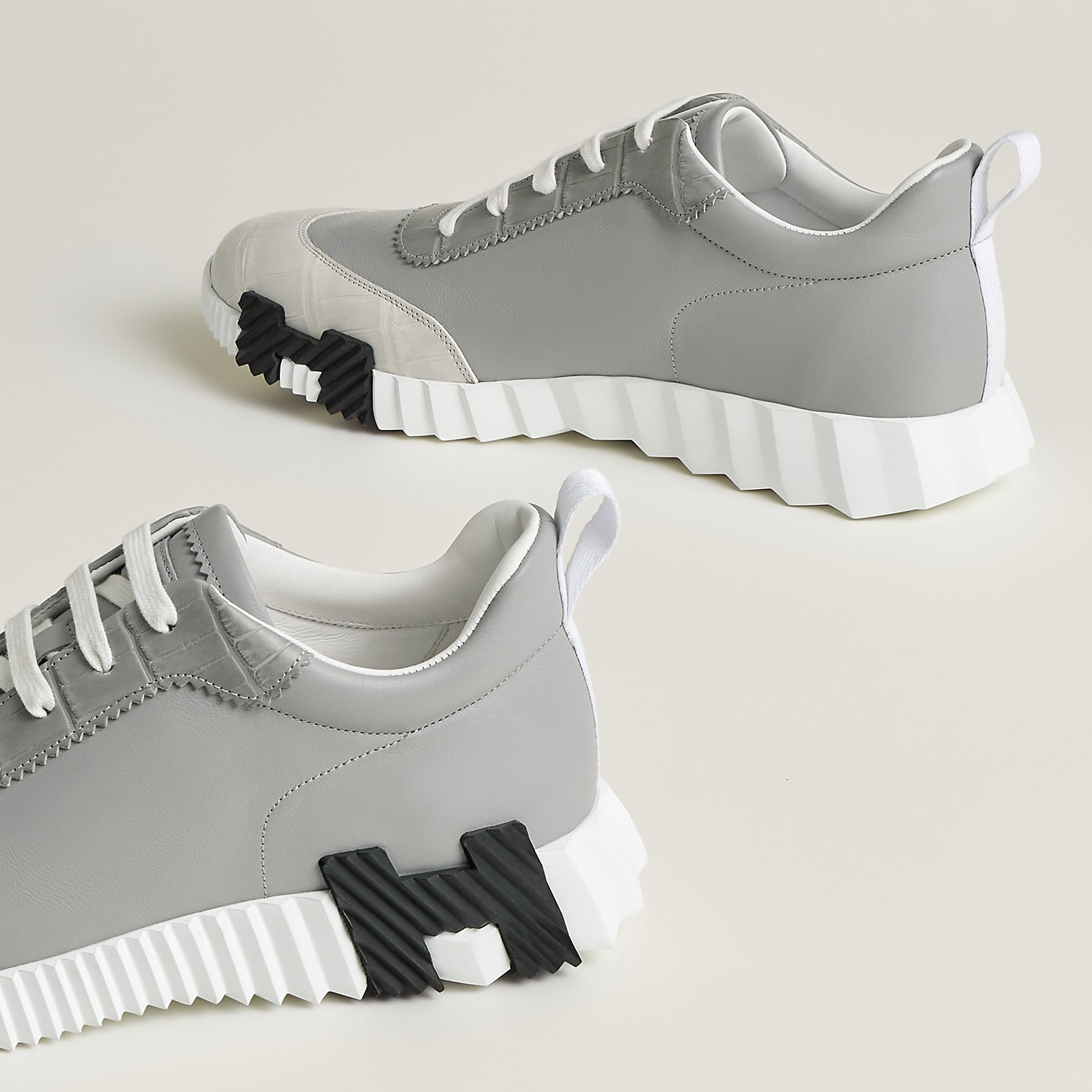 Bouncing Sneaker