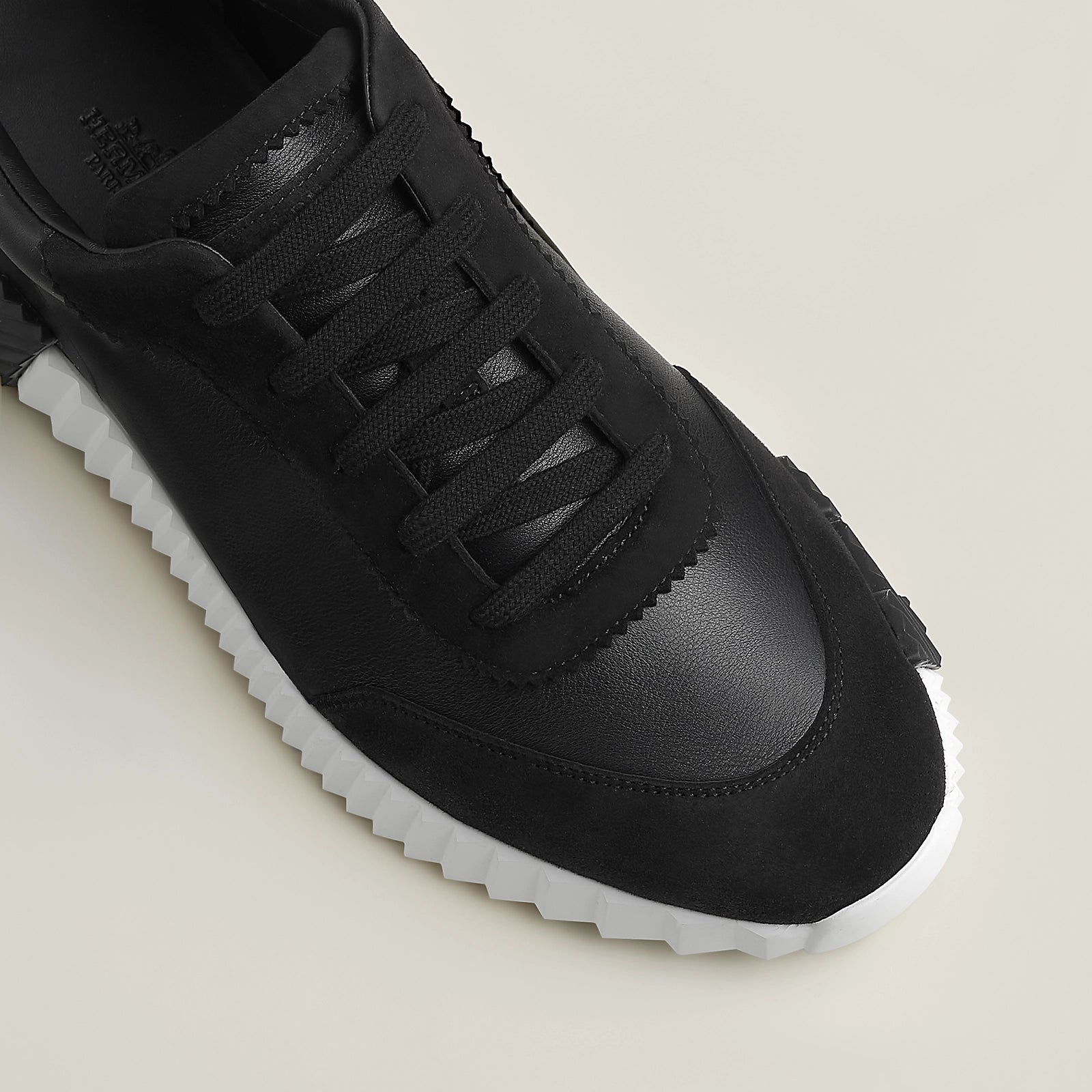 Bouncing Sneaker