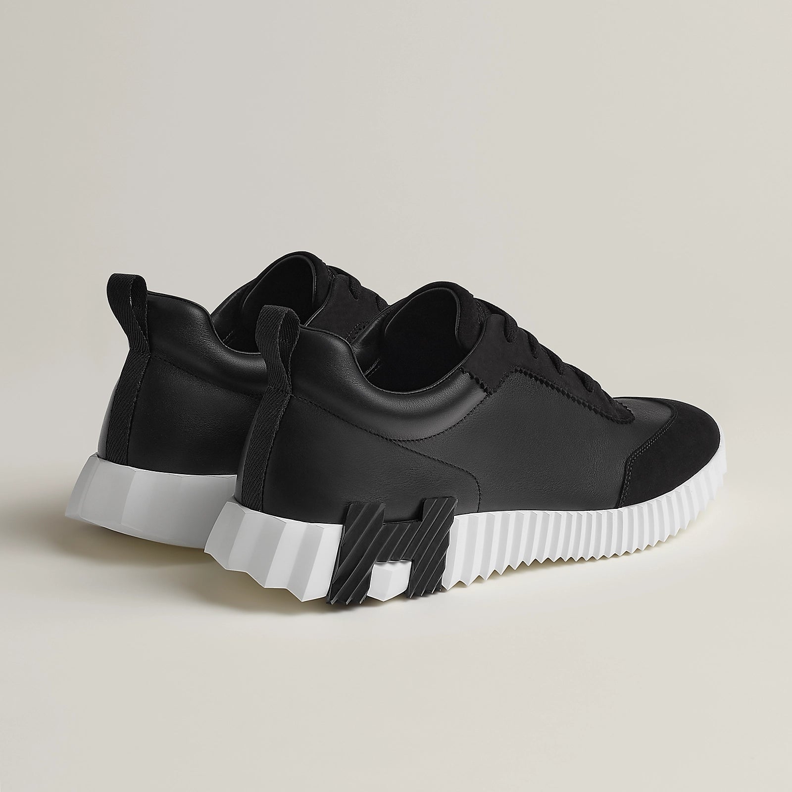 Bouncing Sneaker