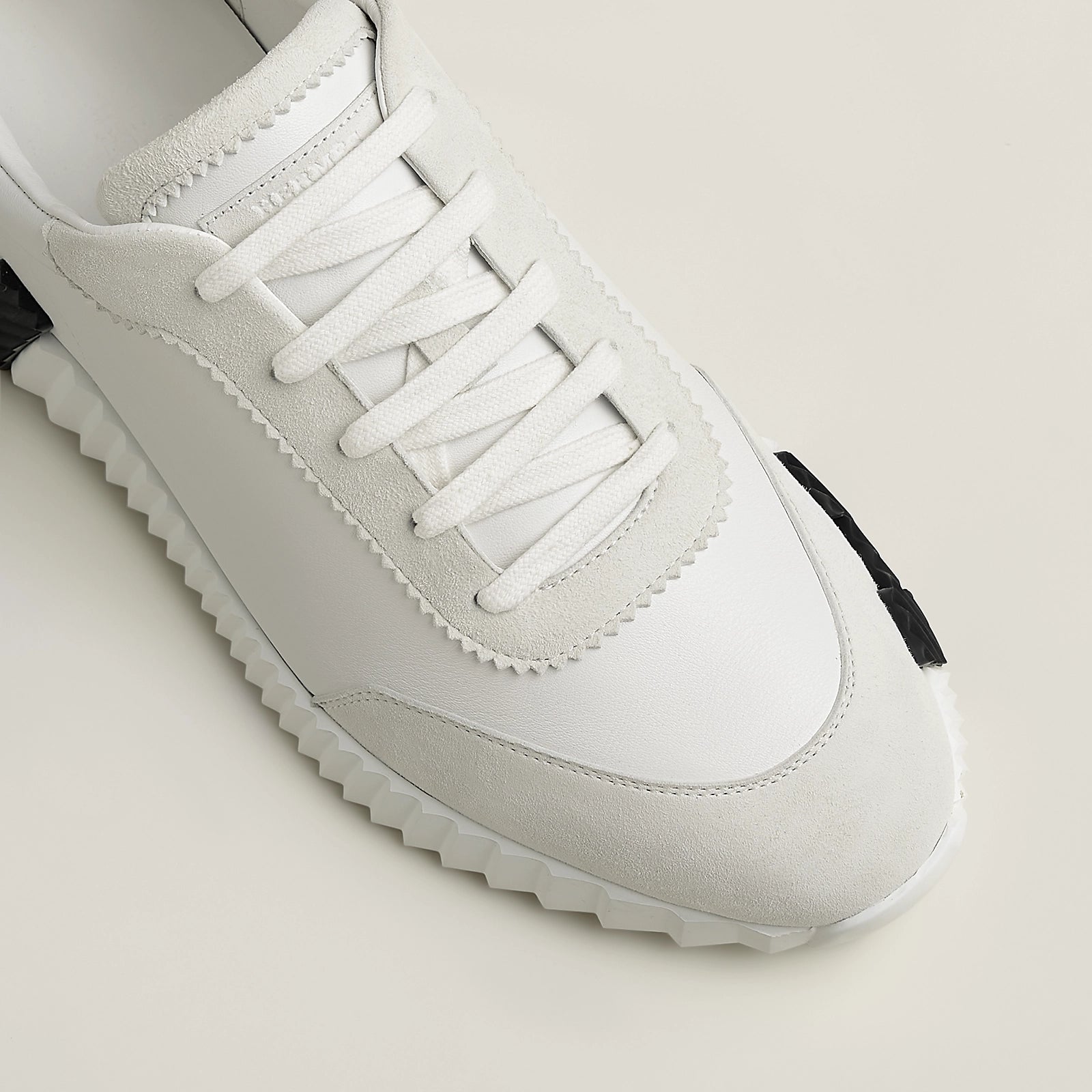 Bouncing Sneaker