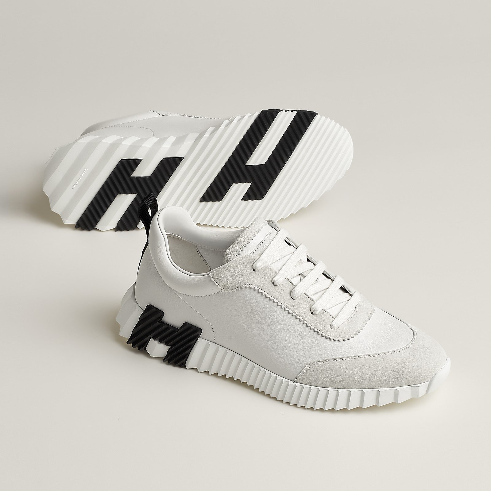 Bouncing Sneaker