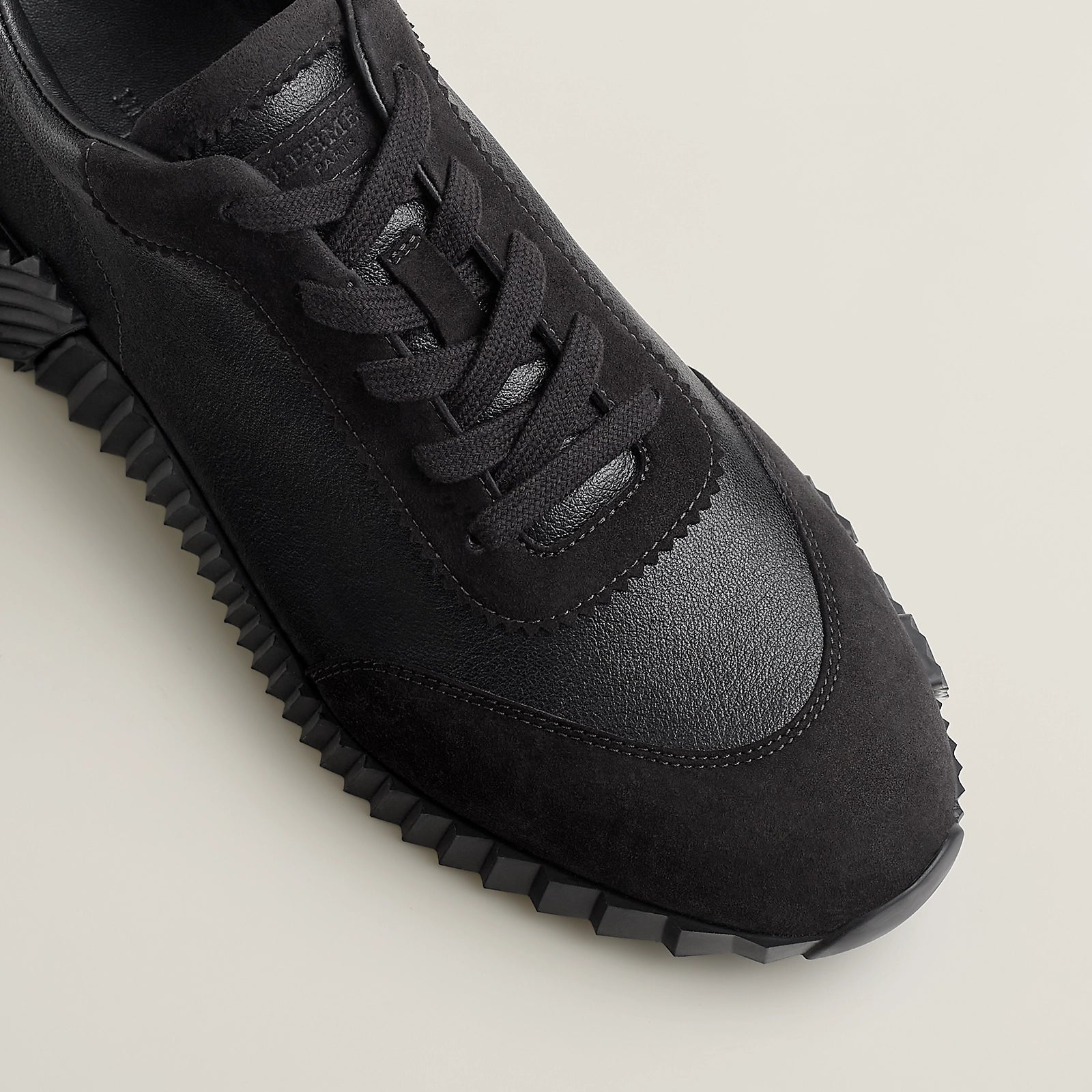 Bouncing Sneaker