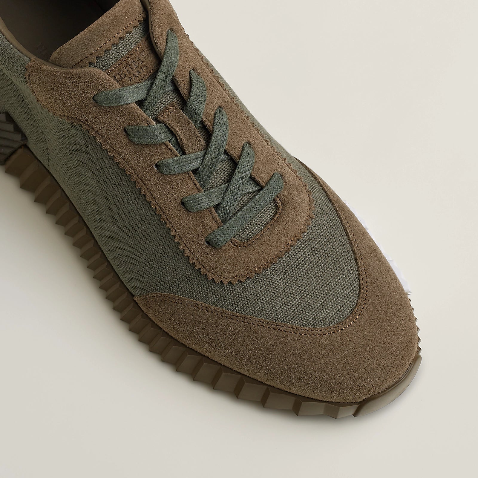 Bouncing Sneaker