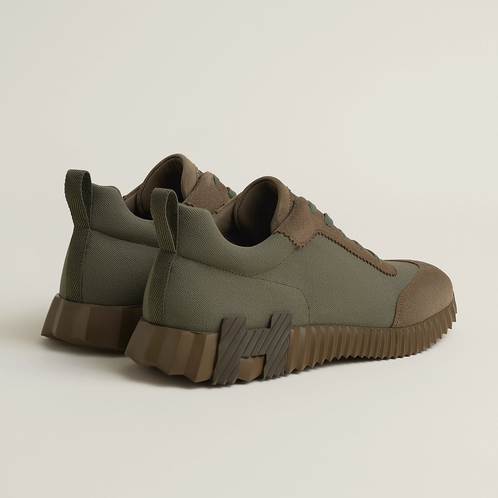 Bouncing Sneaker