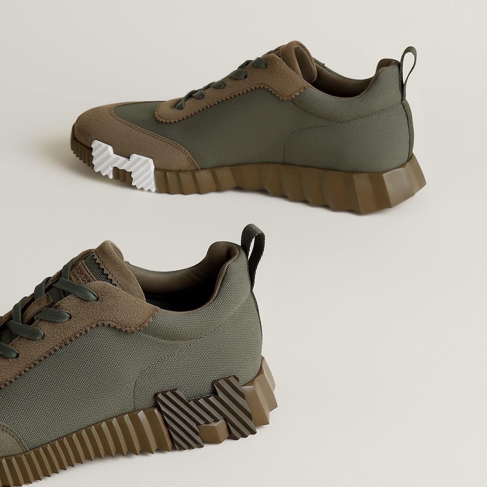 Bouncing Sneaker