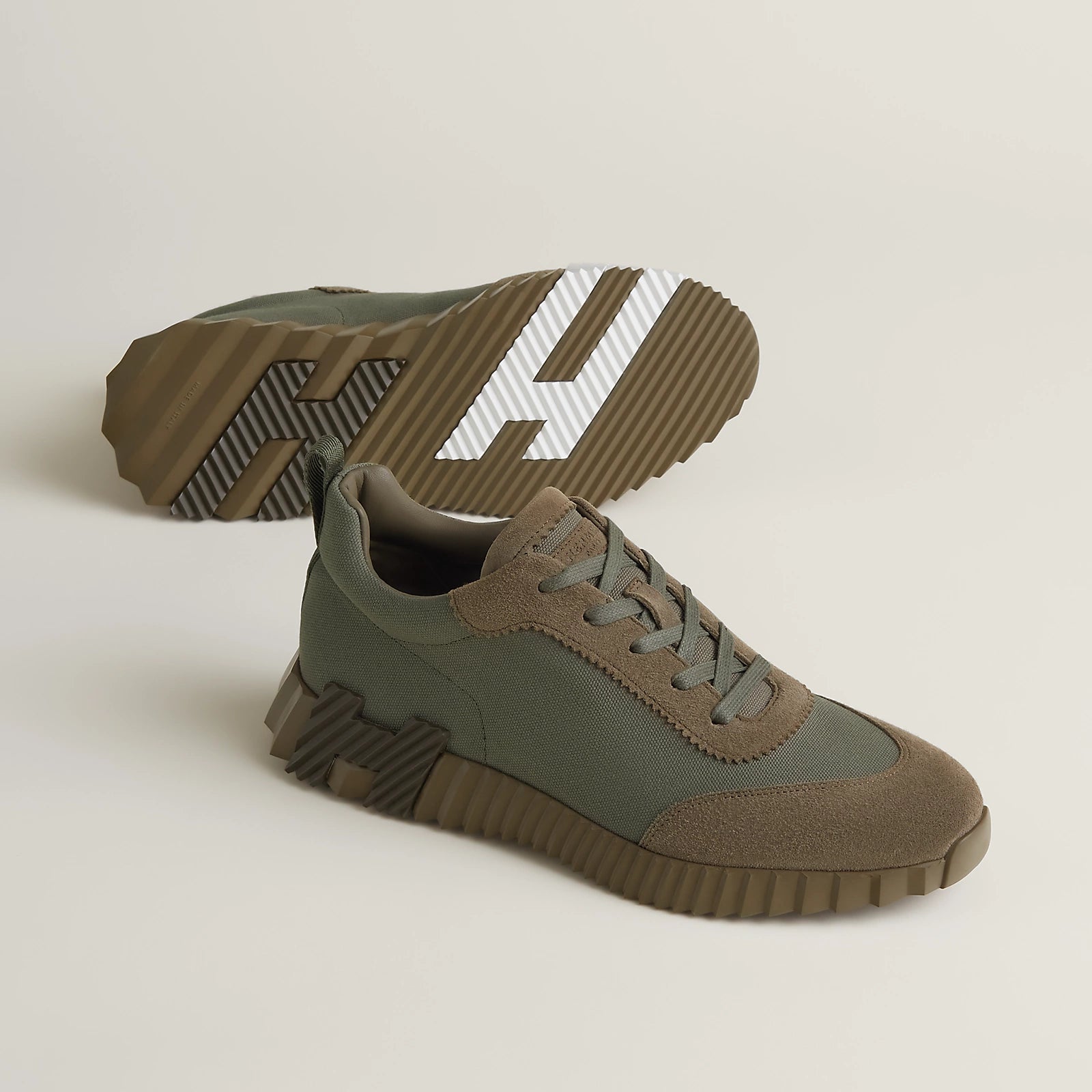 Bouncing Sneaker