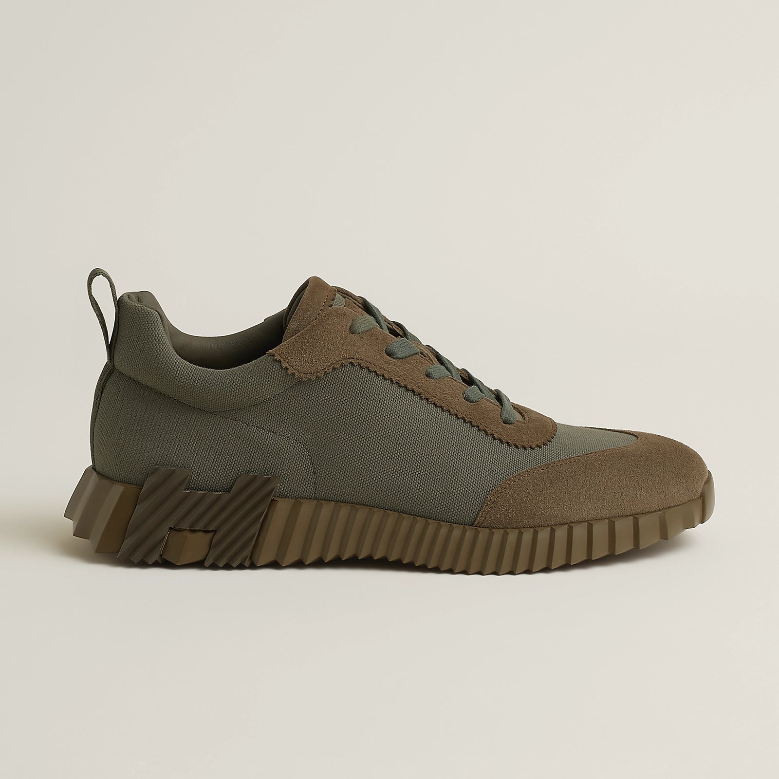 Bouncing Sneaker