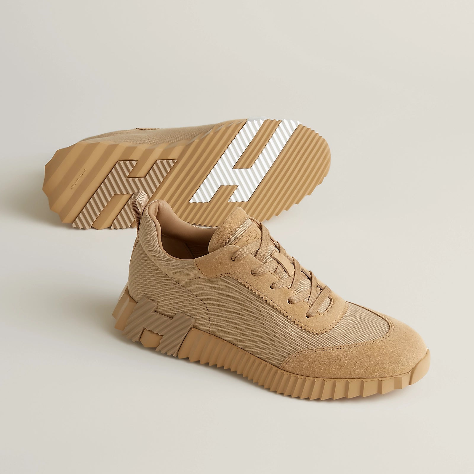 Bouncing Sneaker
