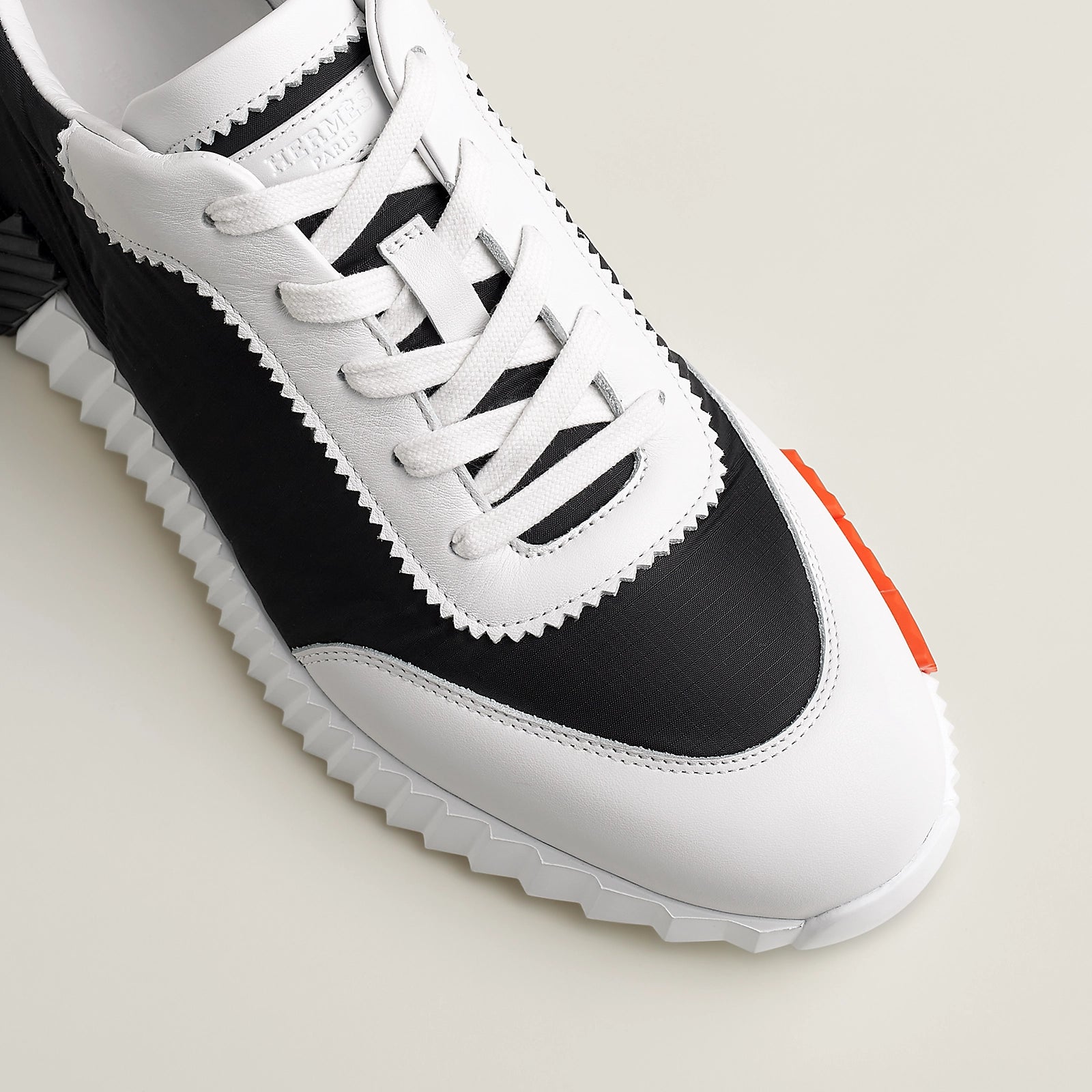 Bouncing Sneaker