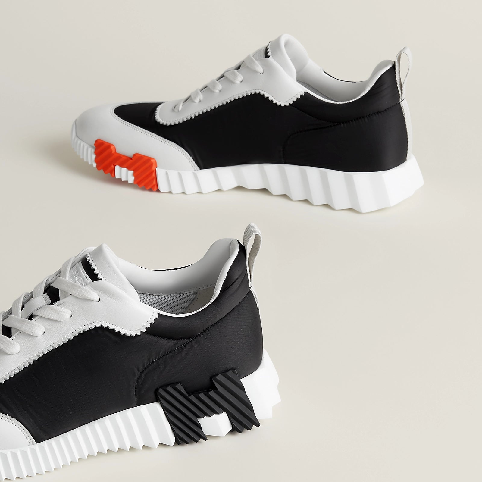 Bouncing Sneaker