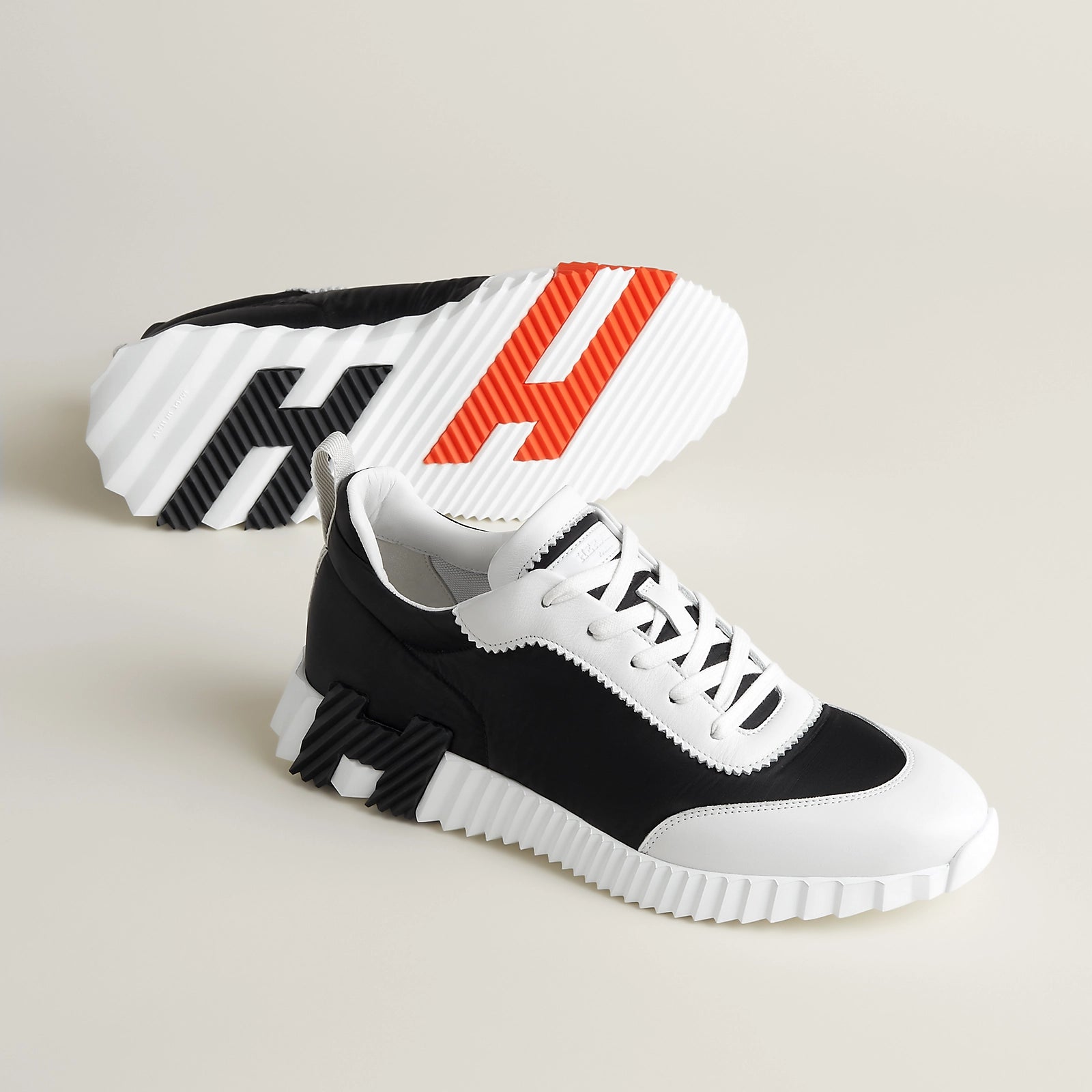Bouncing Sneaker
