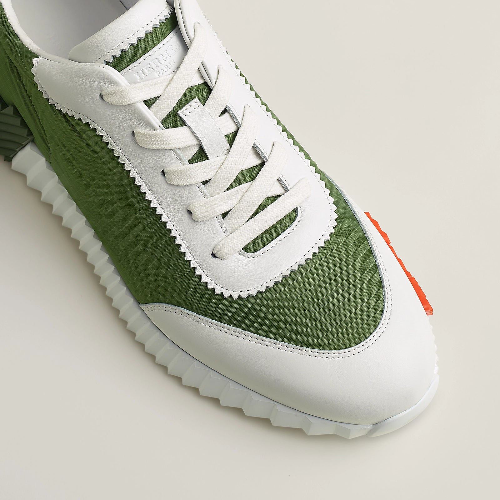 Bouncing Sneaker