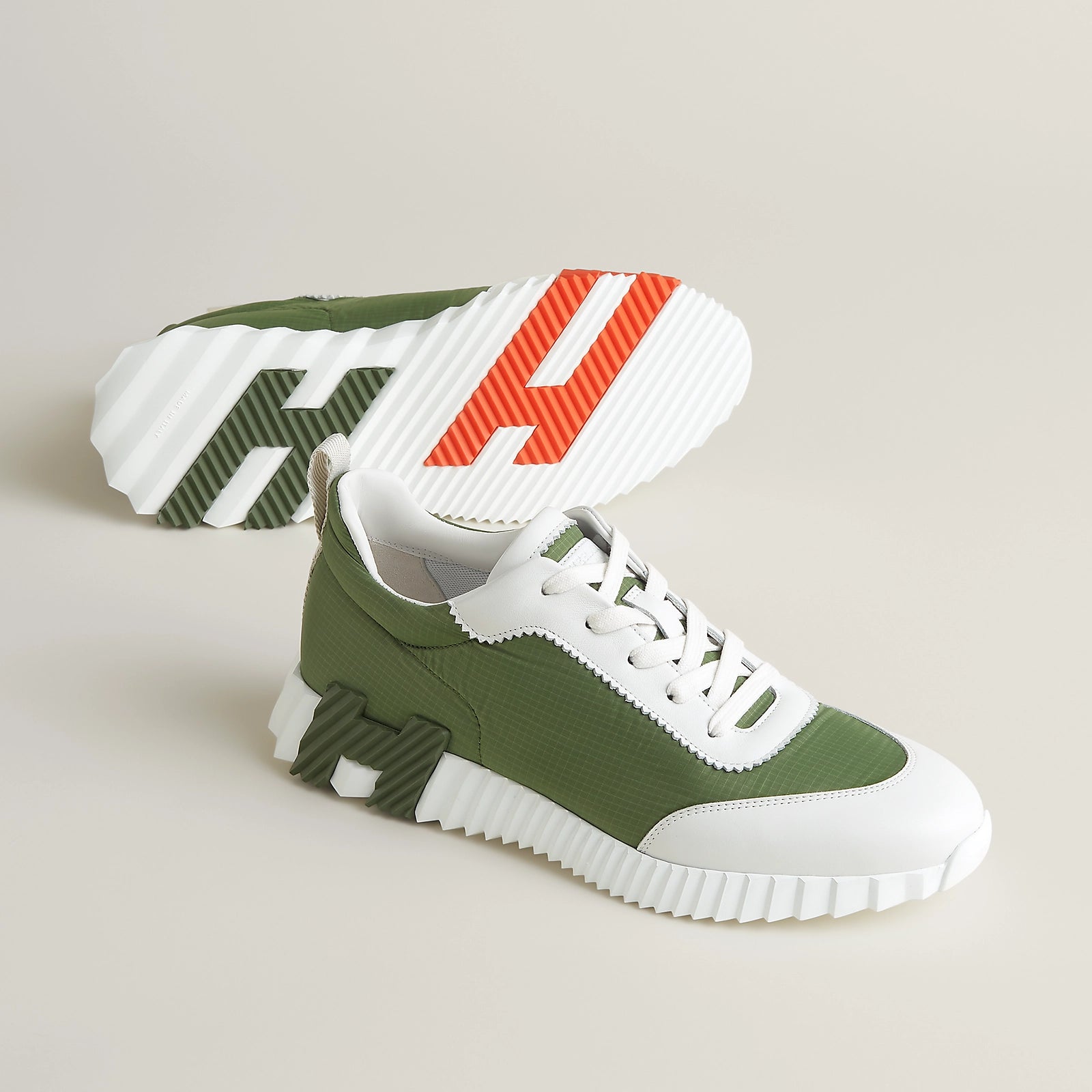 Bouncing Sneaker
