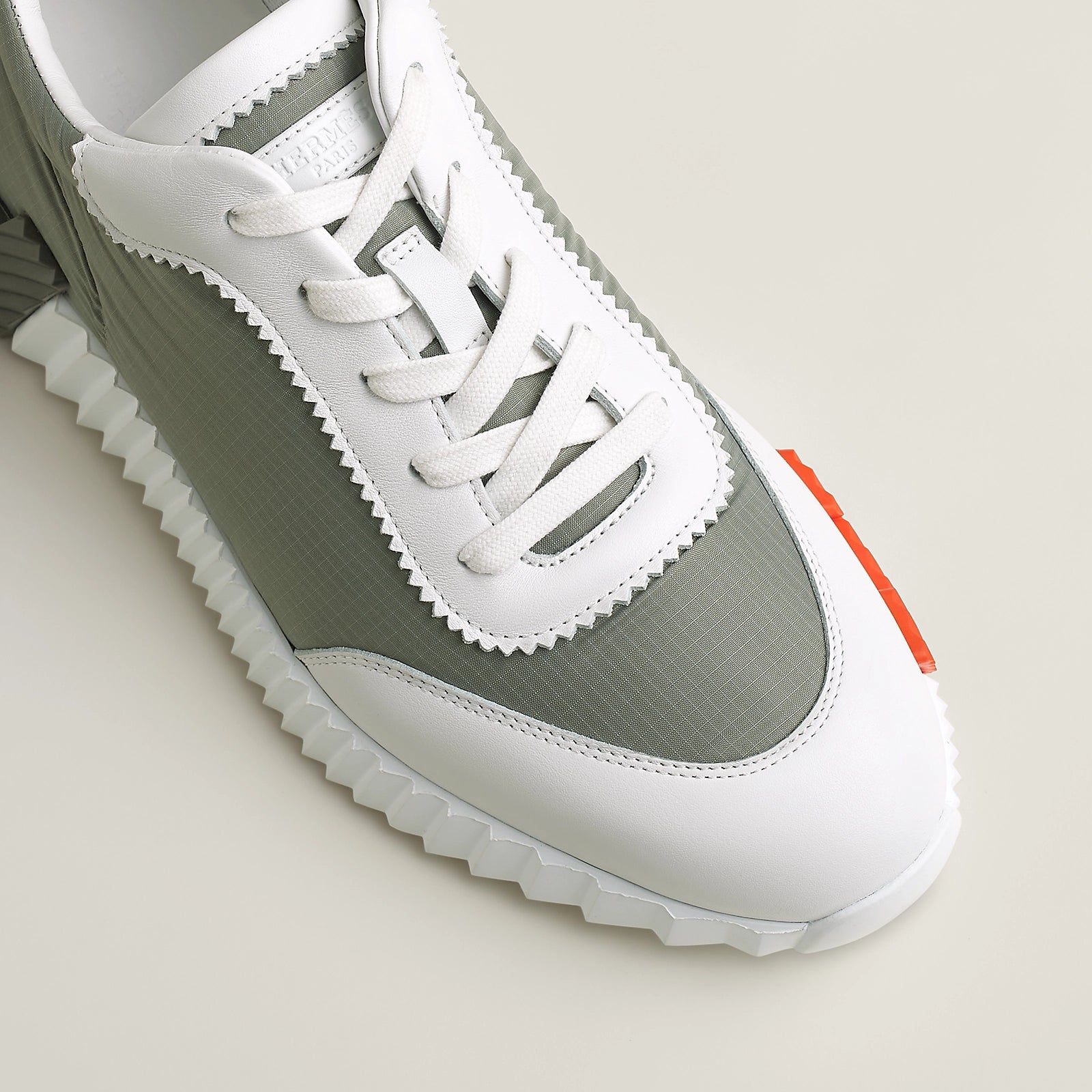 Bouncing Sneaker