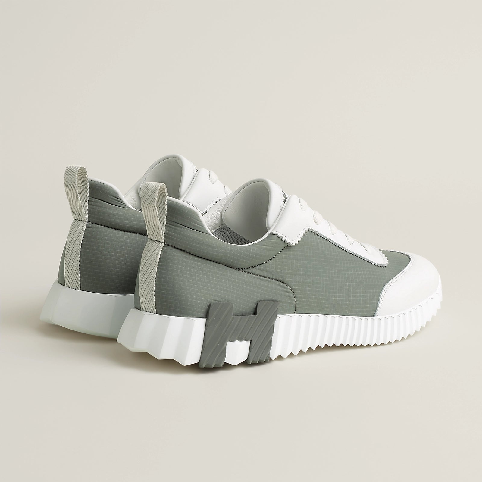 Bouncing Sneaker