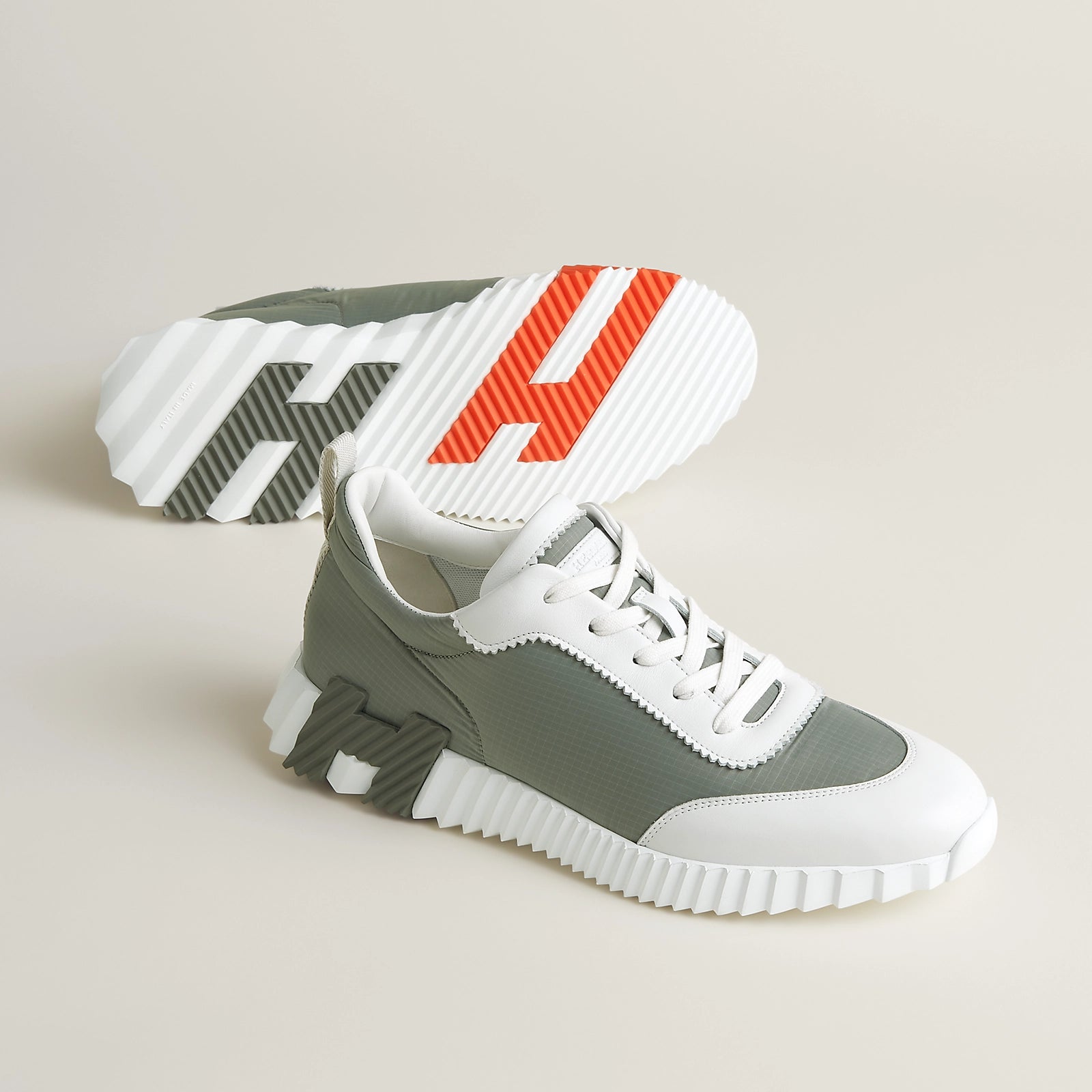 Bouncing Sneaker