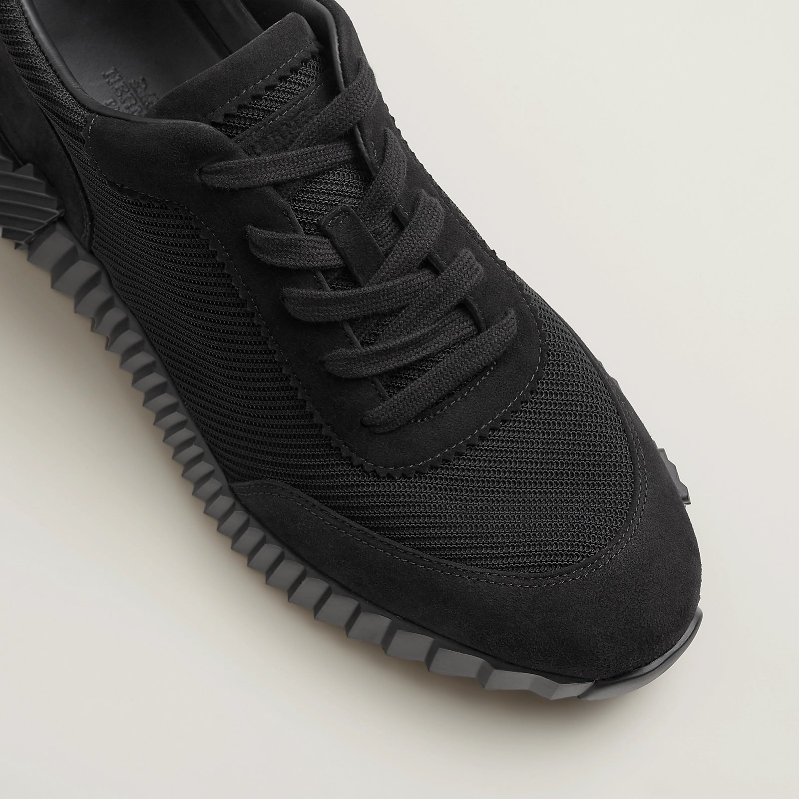 Bouncing Sneaker