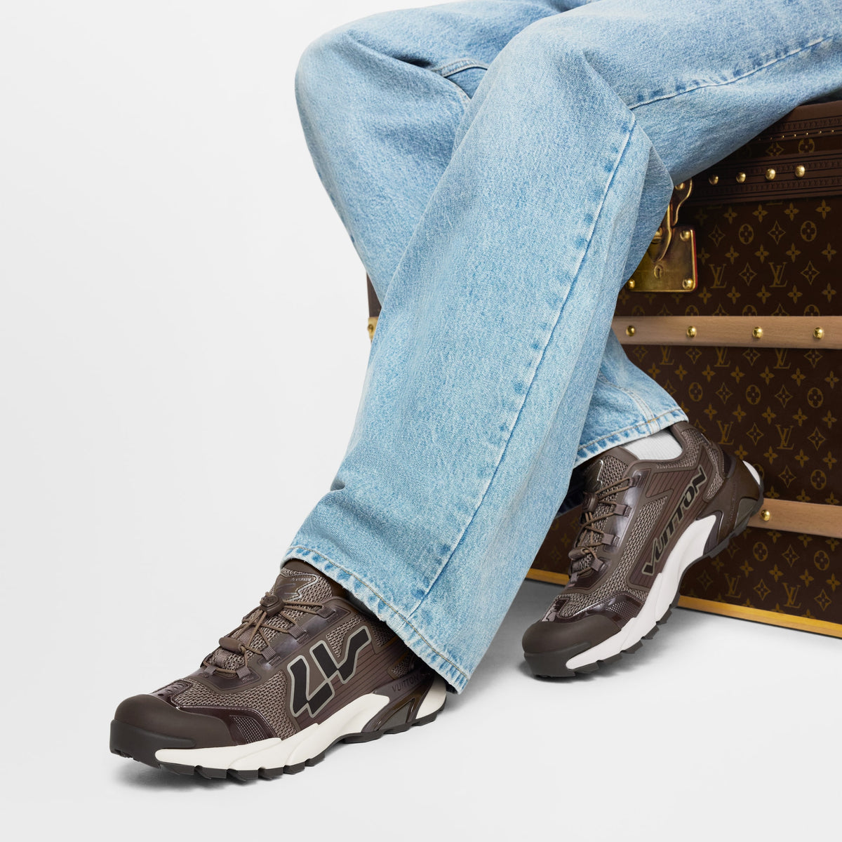 LV Runner Tatic Sneaker Marron worn